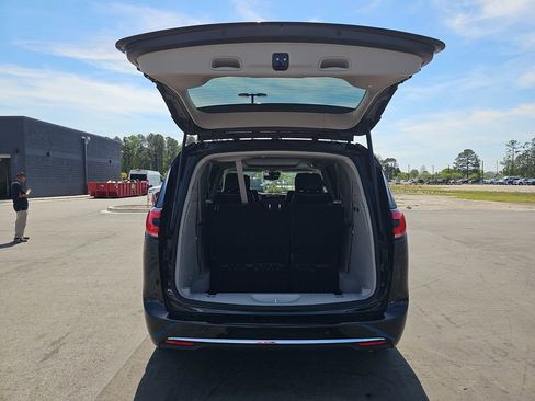 Used 2023 Chrysler Pacifica Limited w/ Uconnect Theater Family Group AWD/4WD image 18