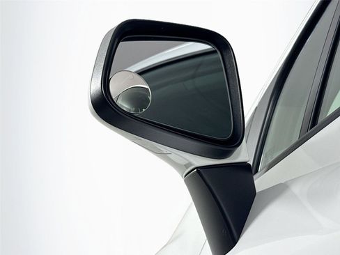 Used 2022 Chevrolet Trax LT w/ LT Convenience Package image 5