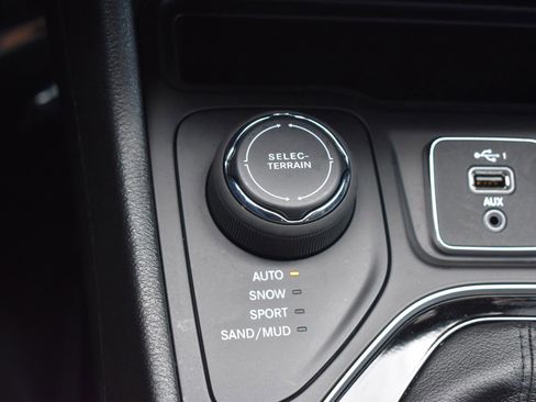 Used 2021 Jeep Cherokee Latitude Plus w/ Sun & Sound Group AWD/4WD image 10