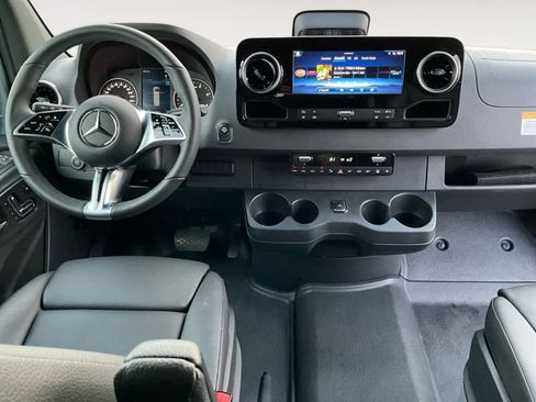 Used 2025 Mercedes-Benz Sprinter 2500 image 14