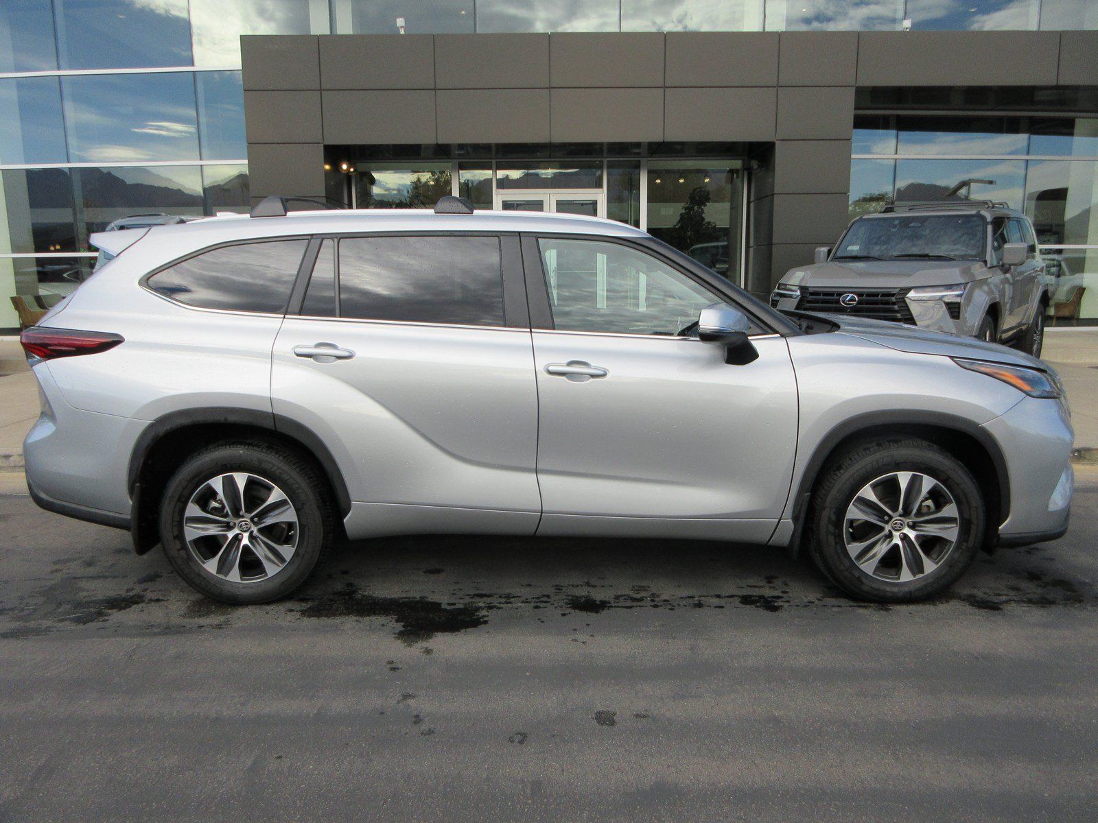 Used 2024 Toyota Highlander XLE AWD/4WD image 12