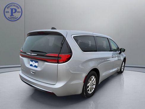 Used 2024 Chrysler Pacifica Touring-L FWD image 7
