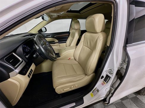 Used 2017 Toyota Highlander Limited image 25