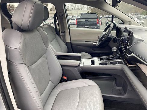 Used 2021 Toyota Sienna Limited image 21