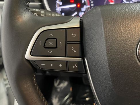 Used 2022 Toyota Highlander XLE image 22