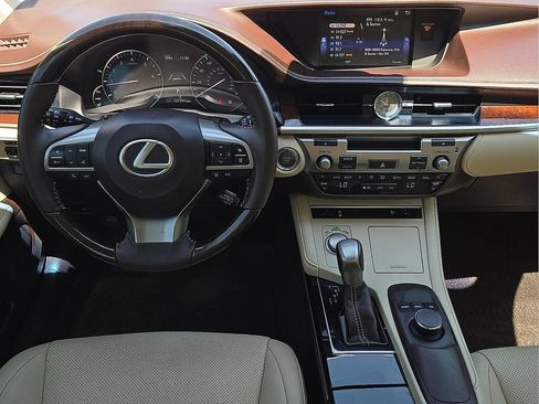 Used 2016 Lexus ES 350 w/ Premium Package w/Wood Trim FWD image 11