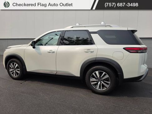 Used 2024 Nissan Pathfinder SL FWD image 4