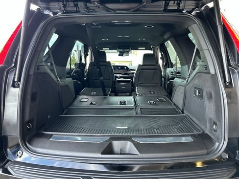 Used 2022 Cadillac Escalade Luxury w/ LPO, Floor Liner Package AWD/4WD image 15
