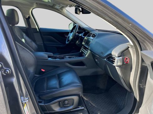 Used 2017 Jaguar F-PACE Prestige image 16