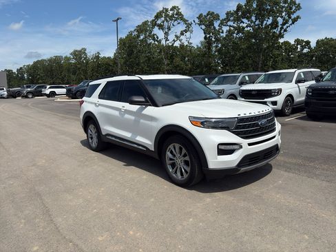 Used 2023 Ford Explorer XLT w/ Equipment Group 202A AWD/4WD image 4