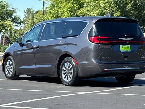Used 2022 Chrysler Pacifica Touring-L w/ Uconnect Theater Family Group FWD image 3
