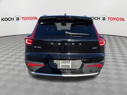 Used 2023 Volvo XC40 B5 Core image 6
