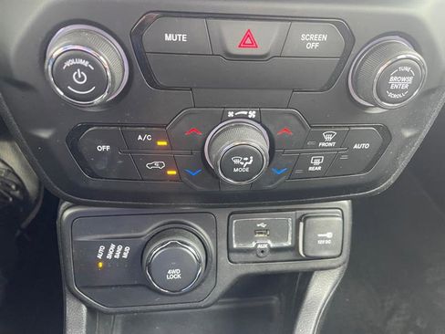 Used 2018 Jeep Renegade Altitude w/ UConnect 8.4 Nav Group image 21