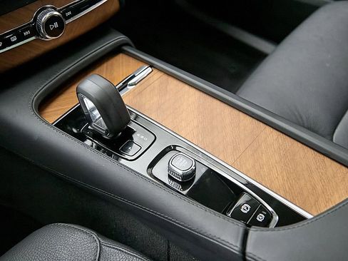 Certified 2024 Volvo XC90 T8 Plus AWD/4WD image 17