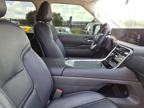 Used 2025 Nissan Armada SV RWD image 12