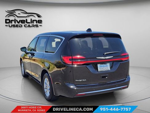 Used 2024 Chrysler Pacifica Touring-L FWD image 8