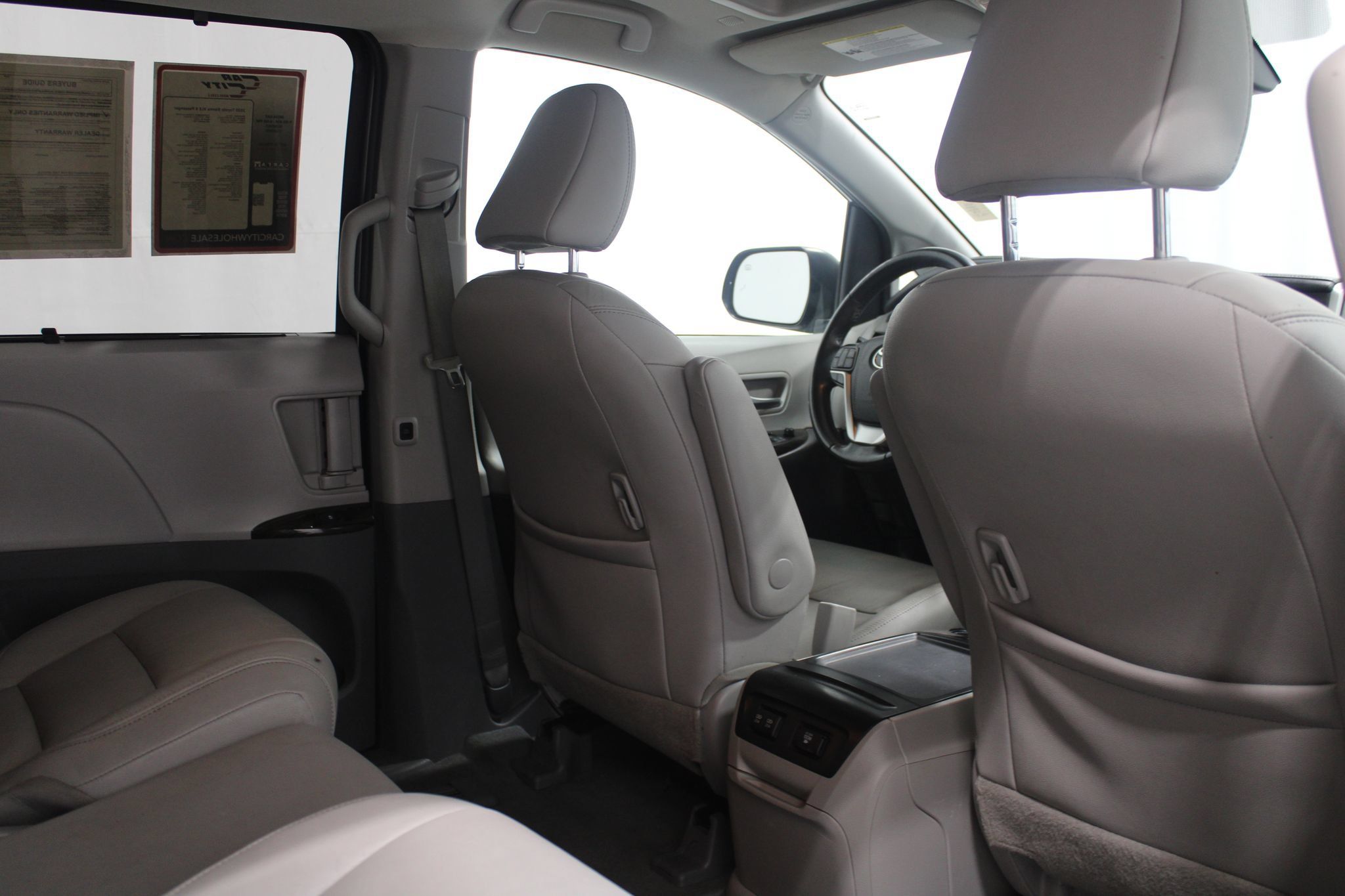 Used 2020 Toyota Sienna XLE w/ XLE Navigation Package FWD image 18