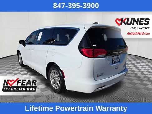 Used 2023 Chrysler Voyager LX FWD image 5