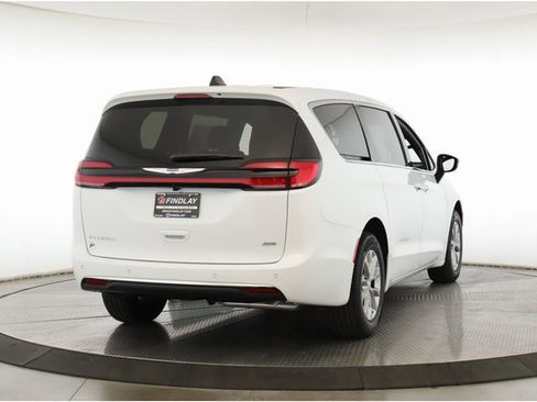 New 2026 Chrysler Pacifica Select image 7