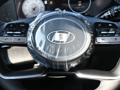 Used 2025 Hyundai Elantra SEL w/ Cargo Package image 13