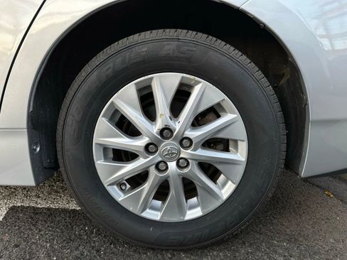 Used 2014 Toyota Prius Plug-In Hybrid image 30