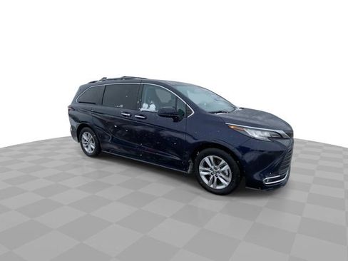 Used 2022 Toyota Sienna XLE w/ XLE Plus Package image 2