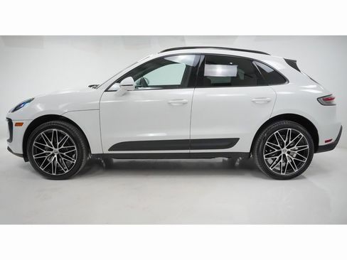 Used 2025 Porsche Macan image 2