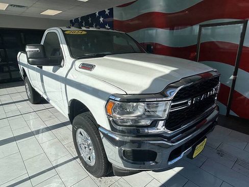 Used 2024 RAM 2500 Tradesman w/ Chrome Appearance Group AWD/4WD image 4
