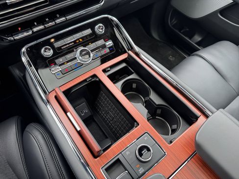 New 2024 Lincoln Navigator L Reserve image 13