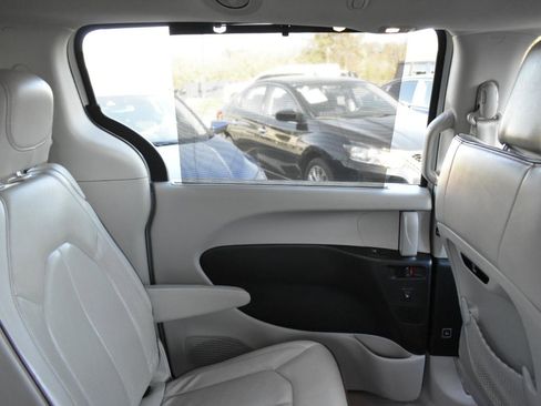 Used 2020 Chrysler Pacifica Limited image 39