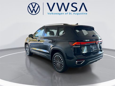 Certified 2025 Volkswagen Taos SE image 6