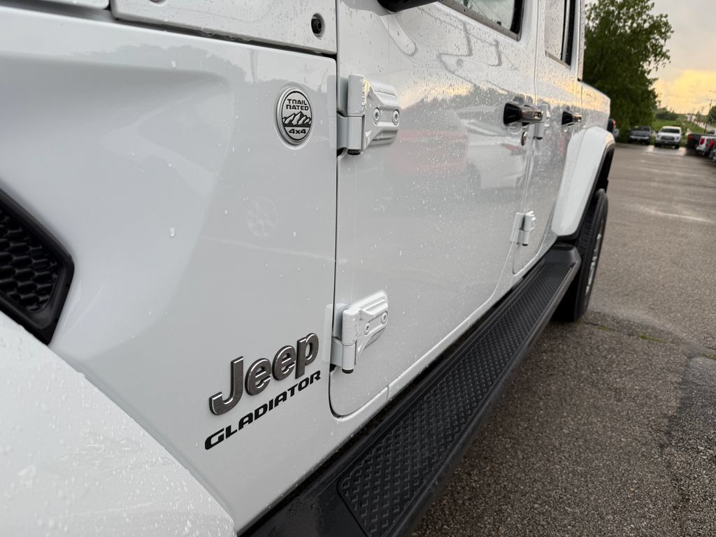 Used 2020 Jeep Gladiator Overland AWD/4WD image 17