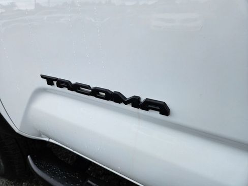 Used 2017 Toyota Tacoma TRD Off-Road w/ Tow Package RWD image 9