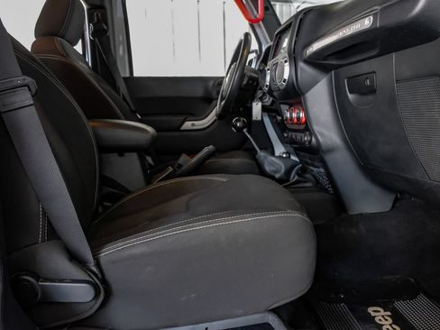 Used 2016 Jeep Wrangler Unlimited Sahara w/ Connectivity Group AWD/4WD image 30