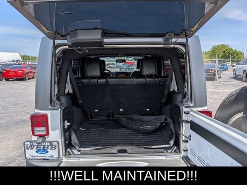 Used 2018 Jeep Wrangler Unlimited Sahara w/ Connectivity Group AWD/4WD image 17