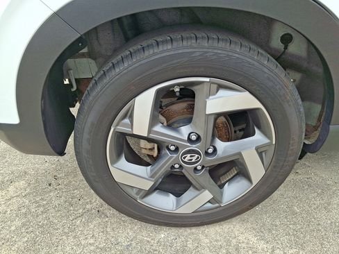 Certified 2025 Hyundai Venue SEL FWD image 11
