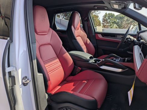 New 2026 Porsche Cayenne image 23