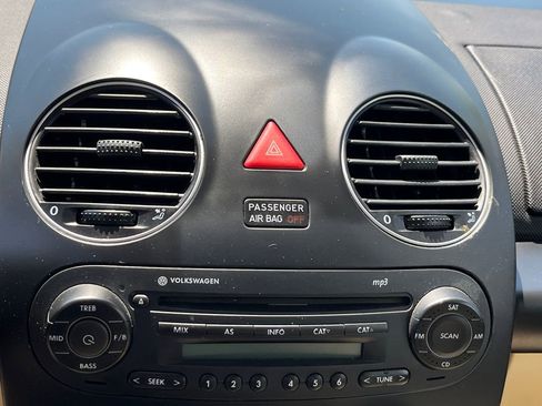 Used 2010 Volkswagen Beetle Coupe FWD image 13