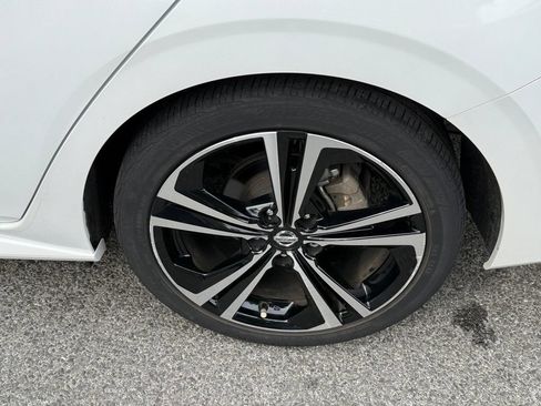 Used 2023 Nissan Sentra SR w/ SR Premium Package FWD image 9