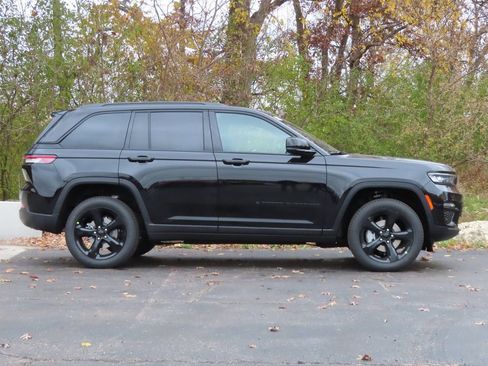 New 2025 Jeep Grand Cherokee Limited w/ Luxury Tech Group II image 2