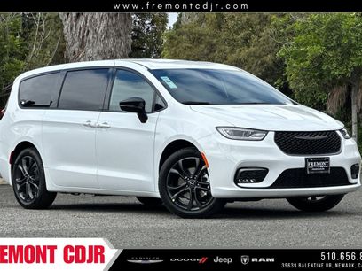 New 2026 Chrysler Pacifica Select