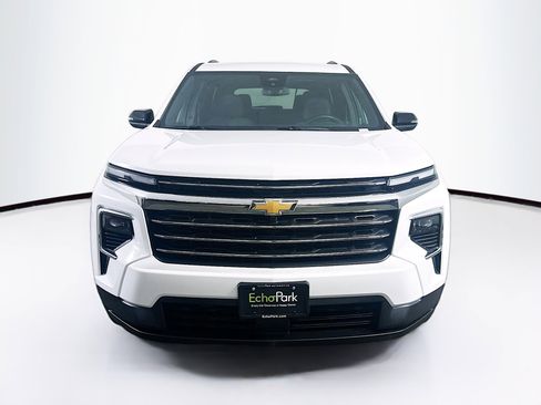 Used 2025 Chevrolet Traverse LT image 2
