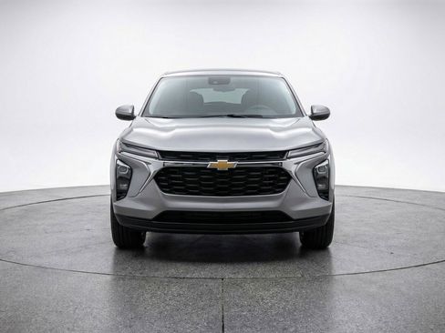 Used 2025 Chevrolet Blazer LT image 2