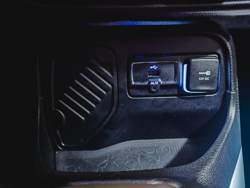 Used 2017 Jeep Renegade Latitude FWD image 28