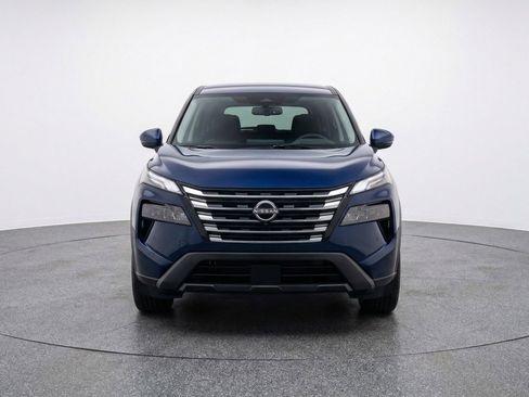 Used 2025 Nissan Rogue SV image 2