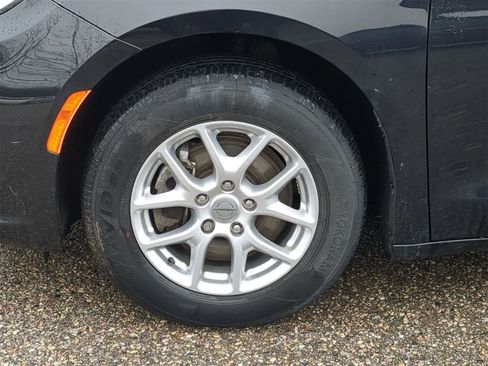 Used 2023 Chrysler Pacifica Touring-L image 14