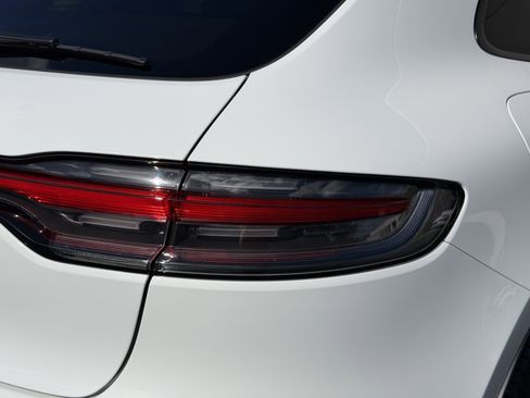 Certified 2021 Porsche Macan image 14