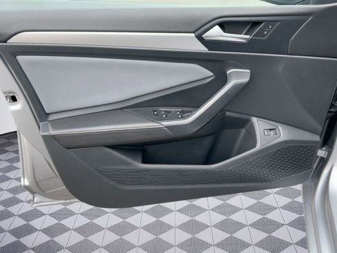 Certified 2025 Volkswagen Jetta SE image 12