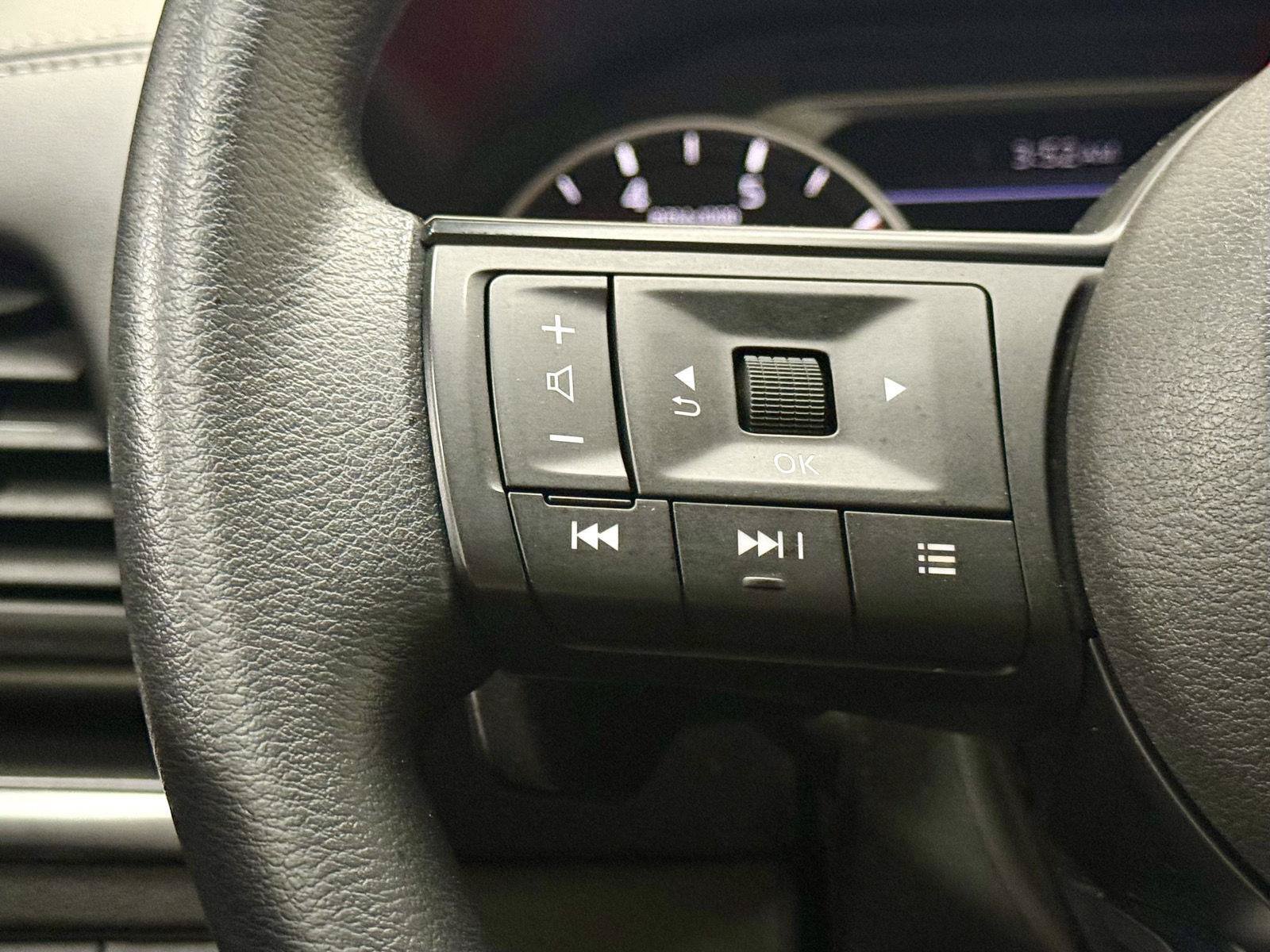 Used 2024 Nissan Rogue SV AWD/4WD image 12