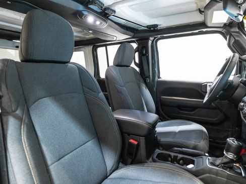 Used 2025 Jeep Wrangler Unlimited Sahara image 16